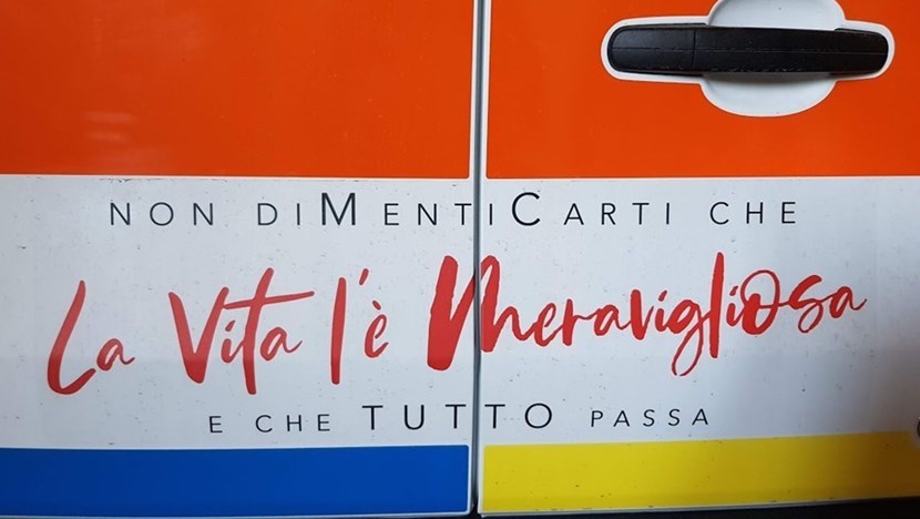 La scritta sulla nuova ambulanza