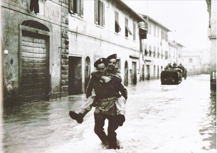 Soldati inglesi in via Brocchi (erano acquartierati nella salceta della Sieve) allagata da un violento temporale.A