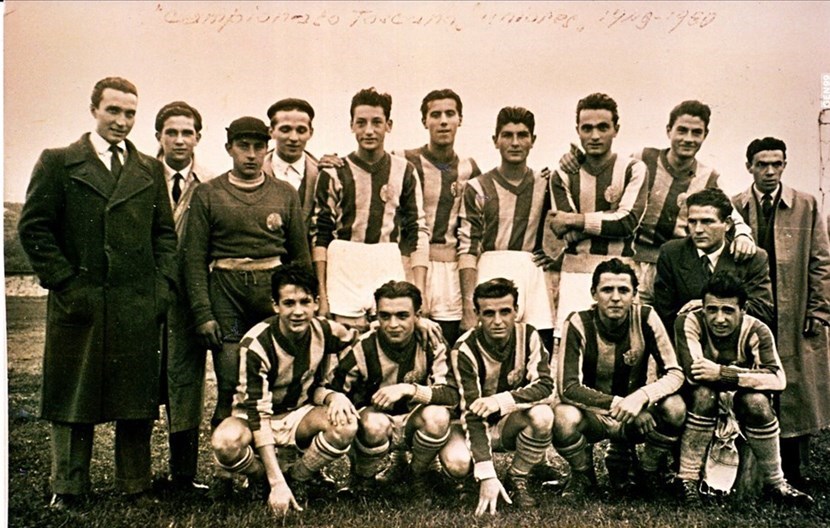 Campionato I° Divisione 1948/49. Giancarlo Margheri primo a destra accosciato con sopra il dirigente Doriano Berretti.