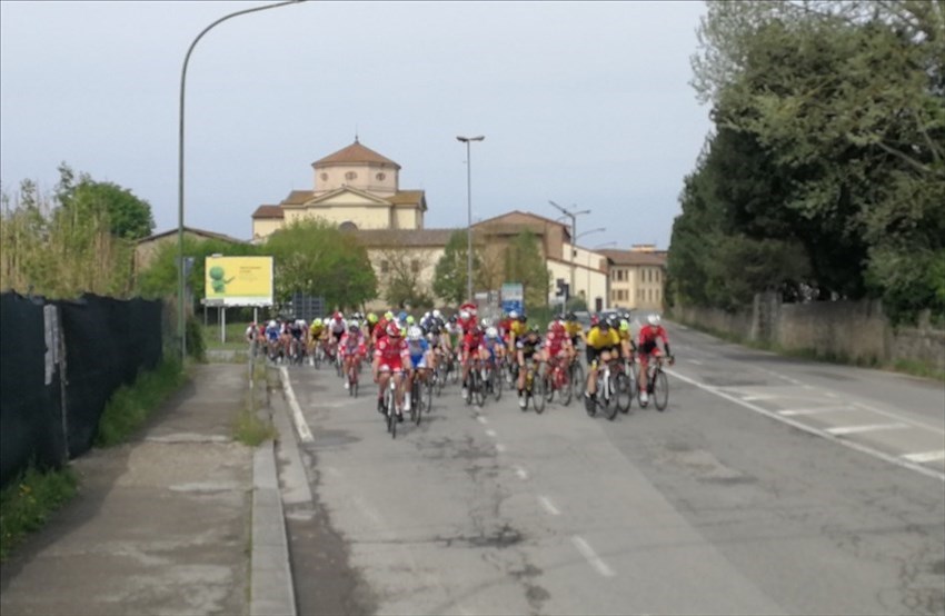 La corsa di Luco transita da Borgo San Lorenzo; il gruppo davanti al Santuario del SS. Crocifisso