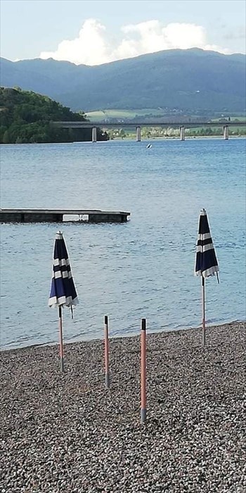 La barca in difficoltà in mezzo al lago