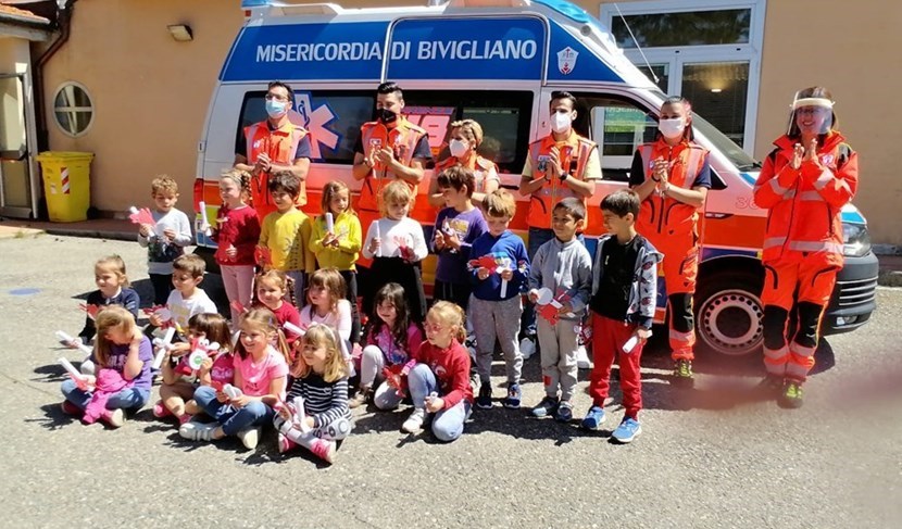 I bambini che hanno partecipato alla lezione, con i volontari