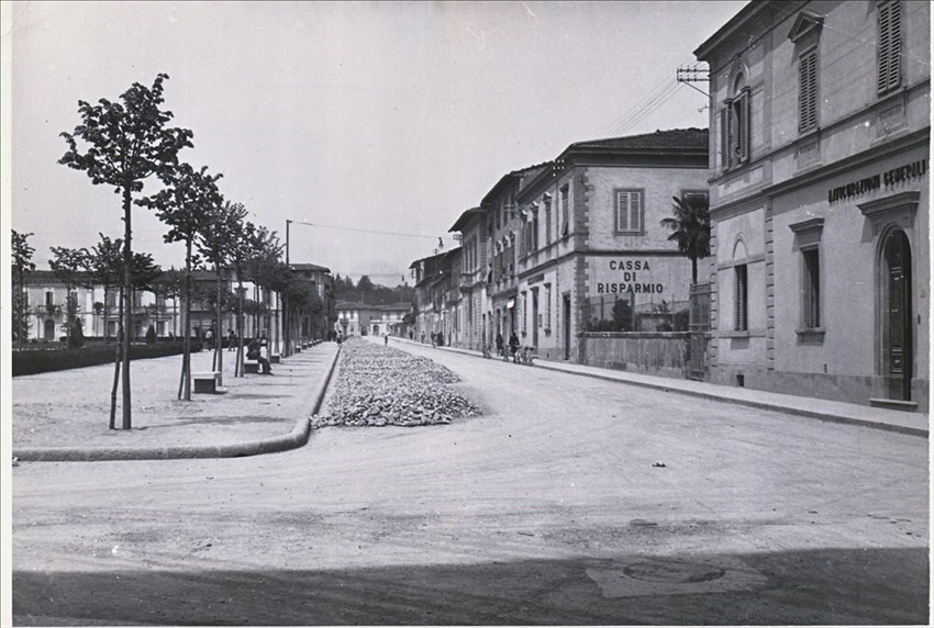 I giovani alberelli appena piantati. Si nota la sede della Cassa di Risparmio di Firenze aperta in quella palazzina nel 1899,quando ancora c’era il Foro Boario.