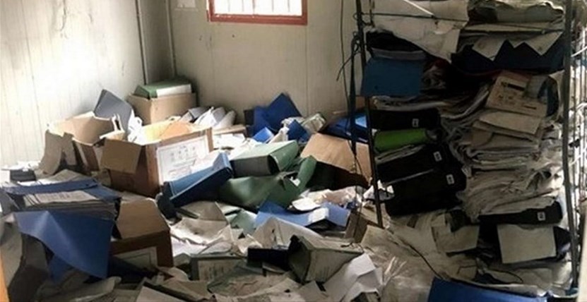 Montagne di documenti abbandonati in una delle 'baracche' di cantiere