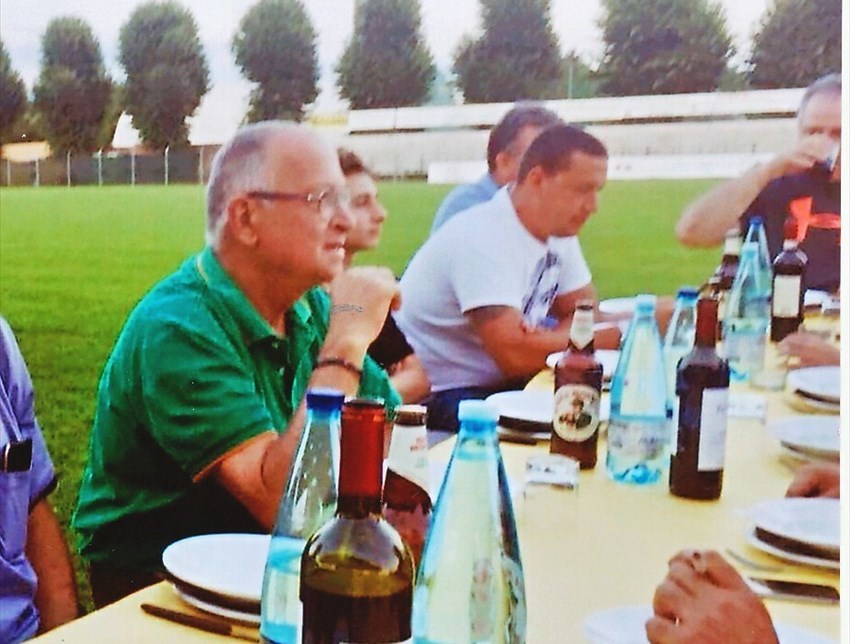 Carlo Borselli, a sinistra durante un momento conviviale con i giocatori biancoverdi all'interno del campo Romanelli