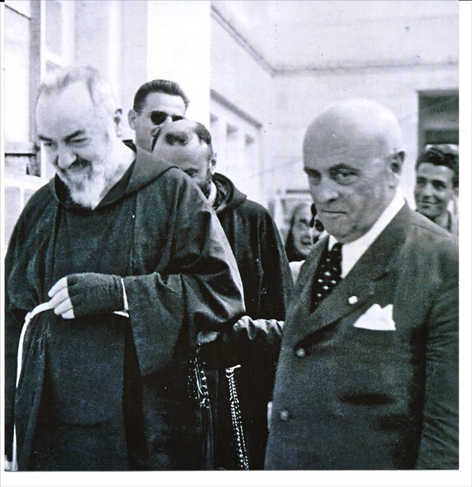 Una delle migliaia di foto scattate in 60 anni di Elia Stelluto; Padre Pio a braccetto con il dott. Guglielmo Sanguinetti.