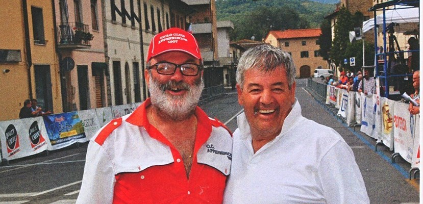 Paolo Timori a sinistra insieme a Stefano Rossi, presidente del Club Ciclo Appenninico 1907 di Borgo San Lorenzo.