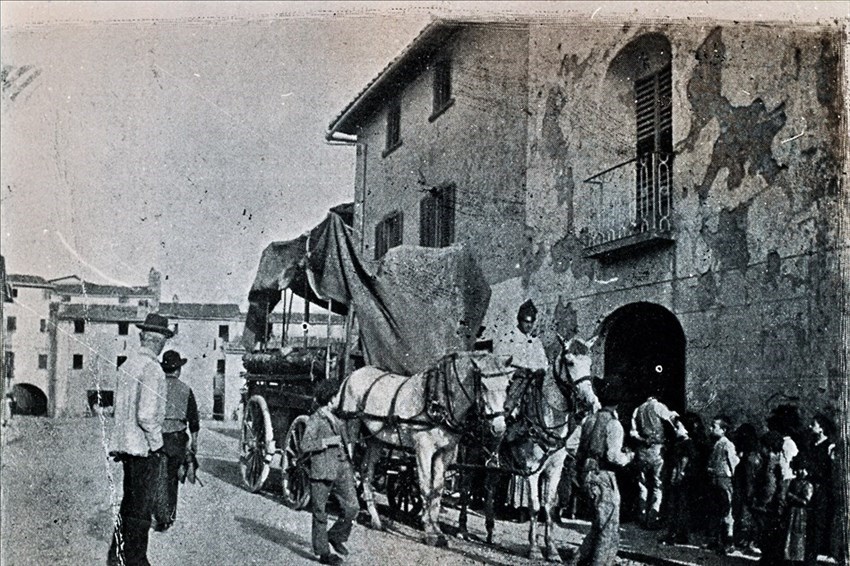 Soldati delle manovre militari del 1902 in piazza del Mercato a Borgo San Lorenzo davanti alla  vecchia trattoria “Landi”.