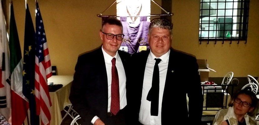 A sinistra il dott. Giovanni Belli presidente uscente del Lions Club Mugello con il nuovo presidente Sandro Bettini.