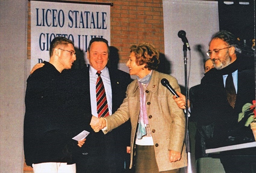 Anno 1998. La premiazione  ad uno studente del “Giotto Ulivi” in occasione di una Borsa di Studio “Carlo Zoppi”