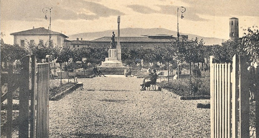 I Giardini Municipali con la staccionata e i cancelli d’ingresso.