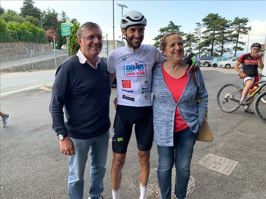 Stefano Zeni al centro con i genitori