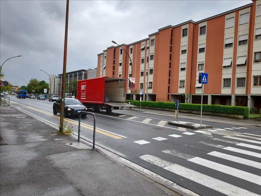 Il corriere fermo sull'isola spartitraffico