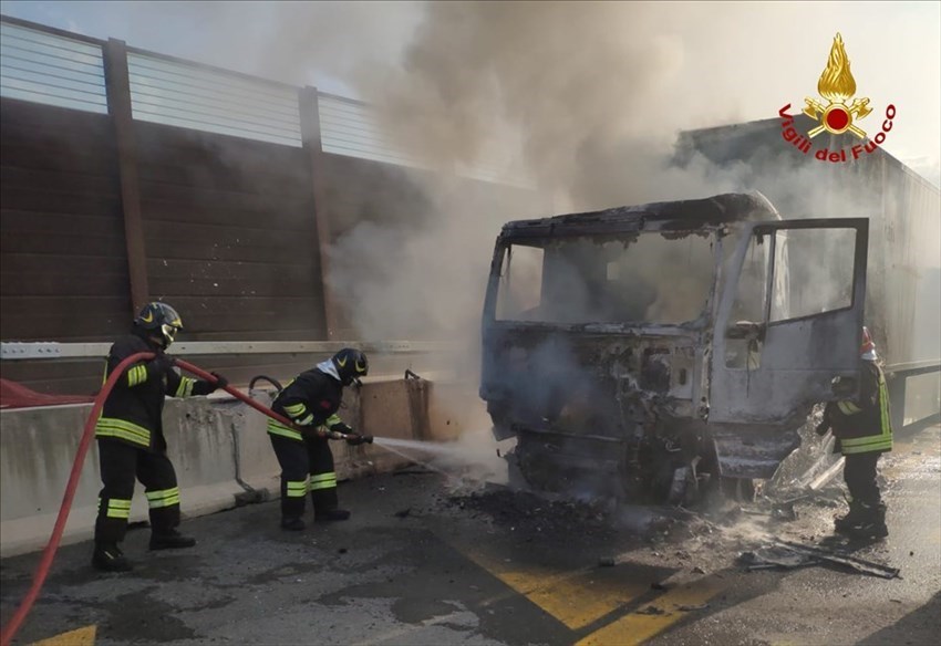 Il camion in fiamme