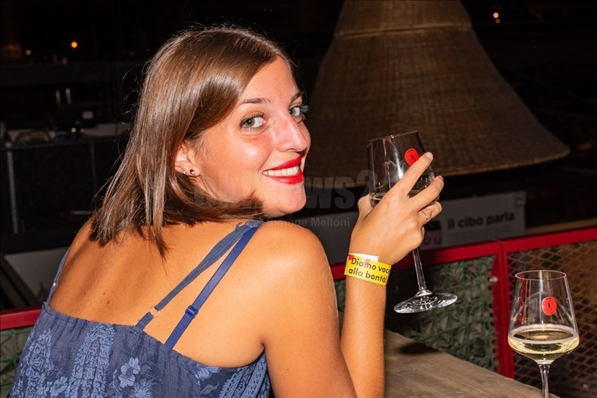 Una giovane ragazza in abito da sera festeggia il 50° Anniversario dell'Associazione Lucana.