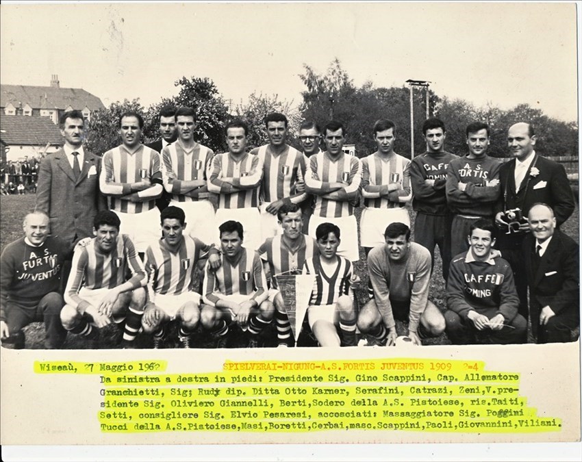 Giuliano Zeni, in alto sesto da sinistra, prima di una partita.