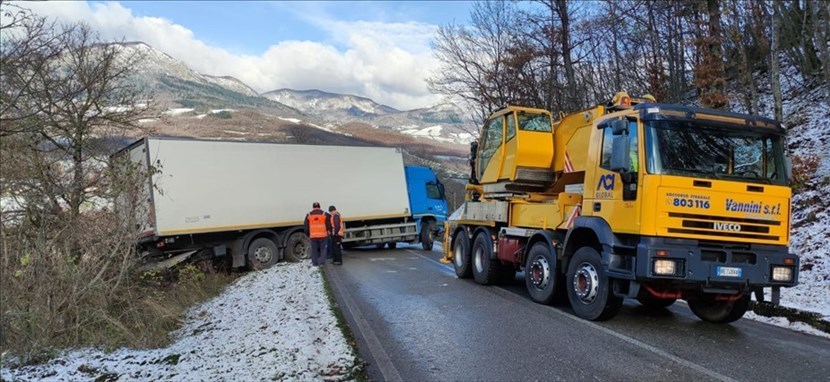 Il camion intraversato a Firenzuola