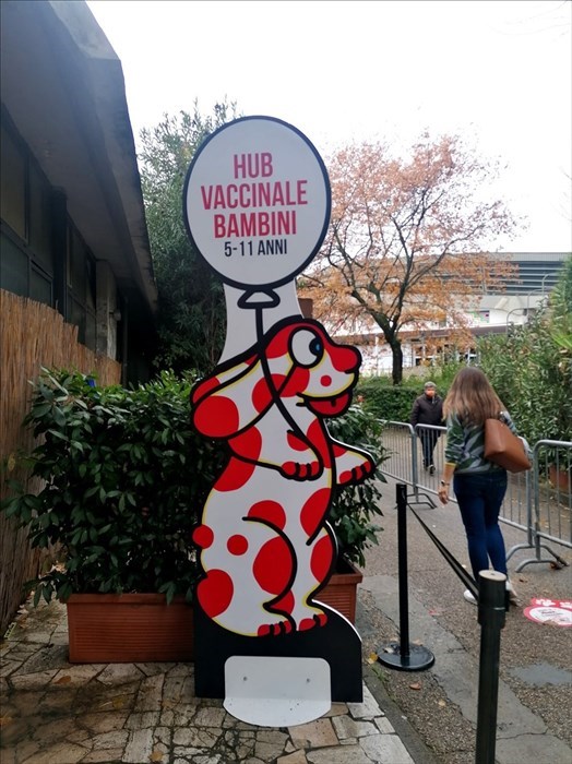 l'ingresso dell'hub vaccinale pediatrico al Mandela