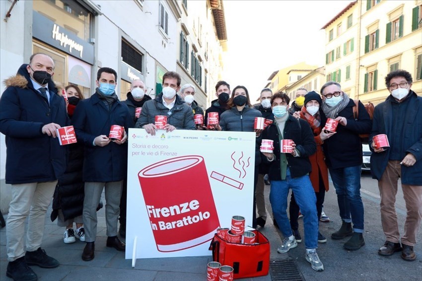 la vicesindaca Bettini consegna i barattoli