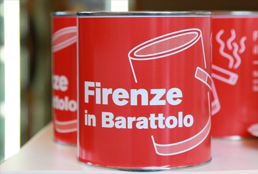 la vicesindaca Bettini consegna i barattoli