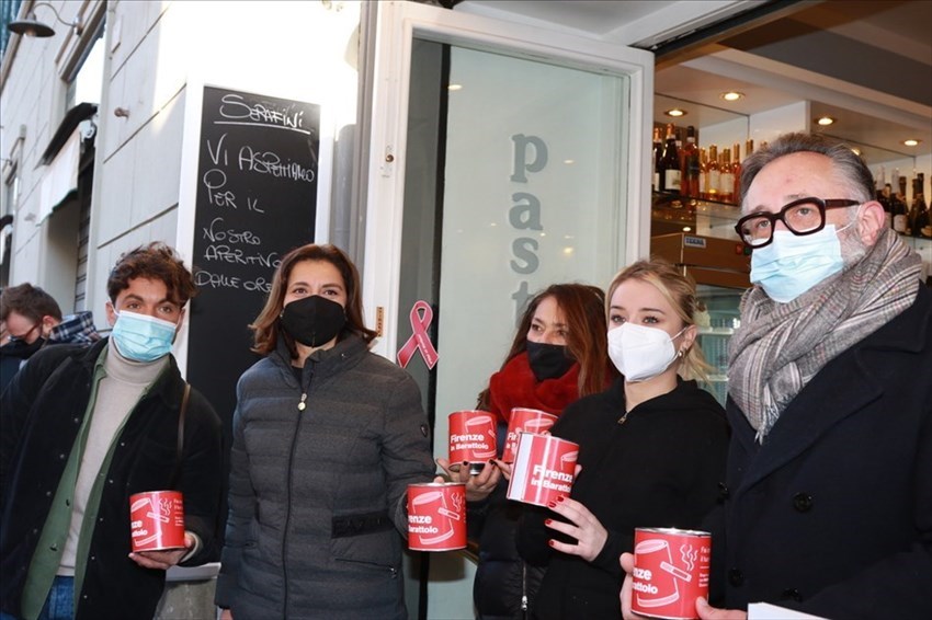 la vicesindaca Bettini consegna i barattoli