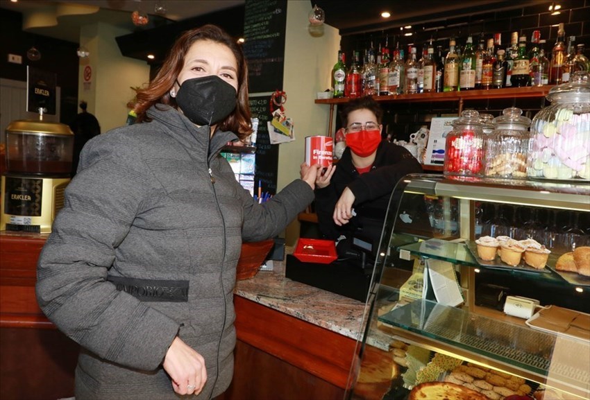 la vicesindaca Bettini consegna i barattoli