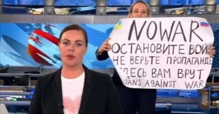 Il bliz in diretta della giornalista Marina Oysyannikova