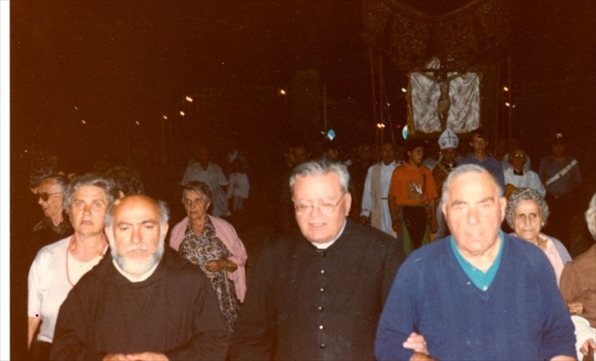 Padre Fosco Ceccherini insieme al pievano don Rodolfo Cinelli e Giuseppe Poggiali premio della bontà
