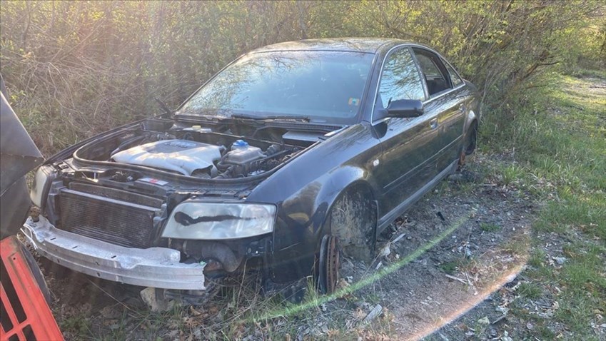 L'auto abbandonata a Firenzuola