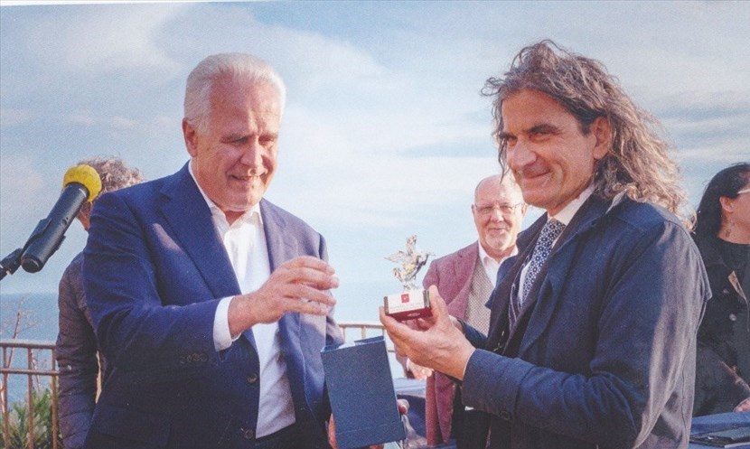 A destra Carlo Ciucchi mentre riceve un attestato dal Presidente della Regione Toscana