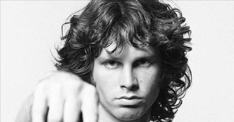 1971, a Parigi viene trovato morto a soli 27 anni nella vasca da bagno del suo appartamento parigino Jim Morrison