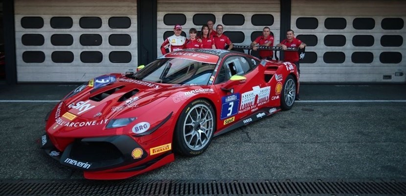 La Ferrari di Max Mugelli con il team