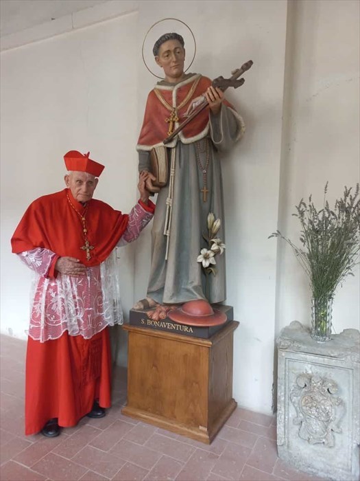 Il Cardinale Simoni con la statua di San Bonaventura da Bagnoregio