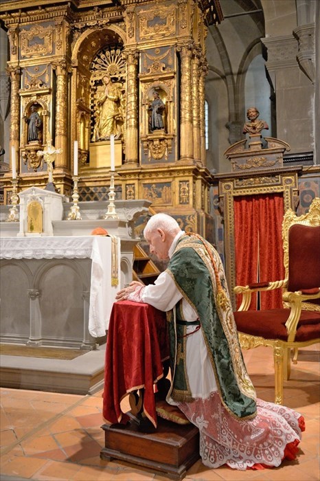 Il Cardinale Simoni in preghiera nella Chiesa durante la Santa Messa