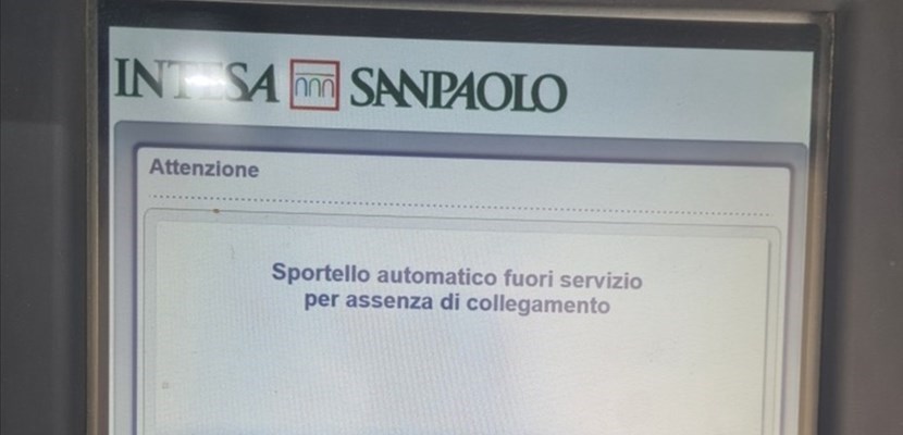 Lo sportello bancomat fuori servizio a San Piero