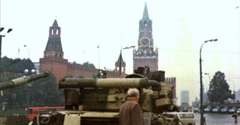 1991, carri armati davanti al Cremlino