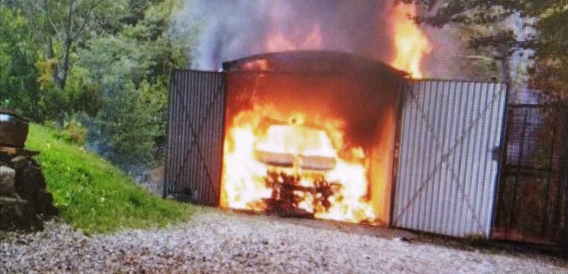 Auto in fiamme (nel box) a La Traversa
