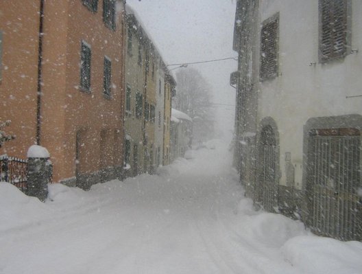Alto Mugello: voci (e foto) dalla tormenta. Frazioni isolate sotto due metri di neve. E arrivano i mezzi da Trento