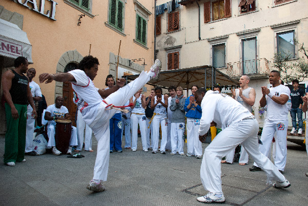 Conosci la Capoeira? Il racconto (e le foto) della roda di tamburi in Piazza dell’Orologio...