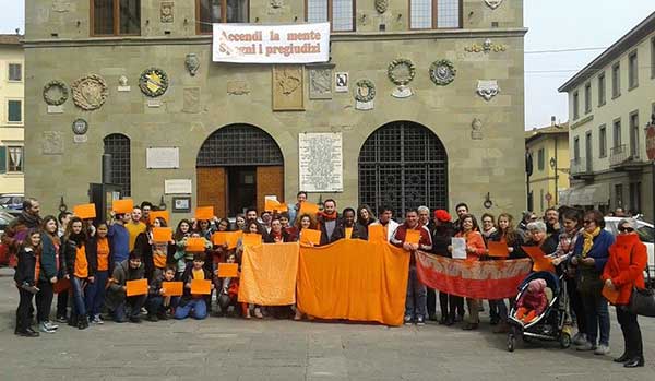 Flash mob contro il razzismo in arancione. Le foto