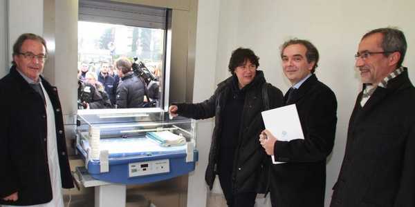 Bimbo lasciato nella culla termica fuori dalla Maternità, sta bene