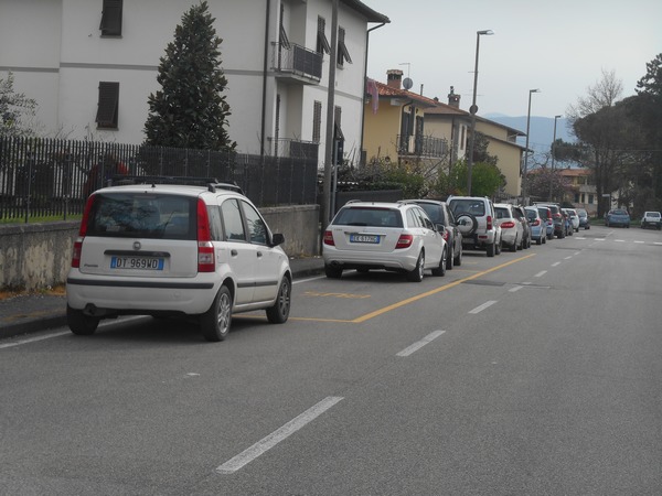 Raccolta firme a Galliano: Quegli autobus che invadono la carreggiata