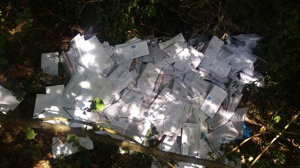 Bollette abbandonate nel cassonetto, denunciato il portalettere