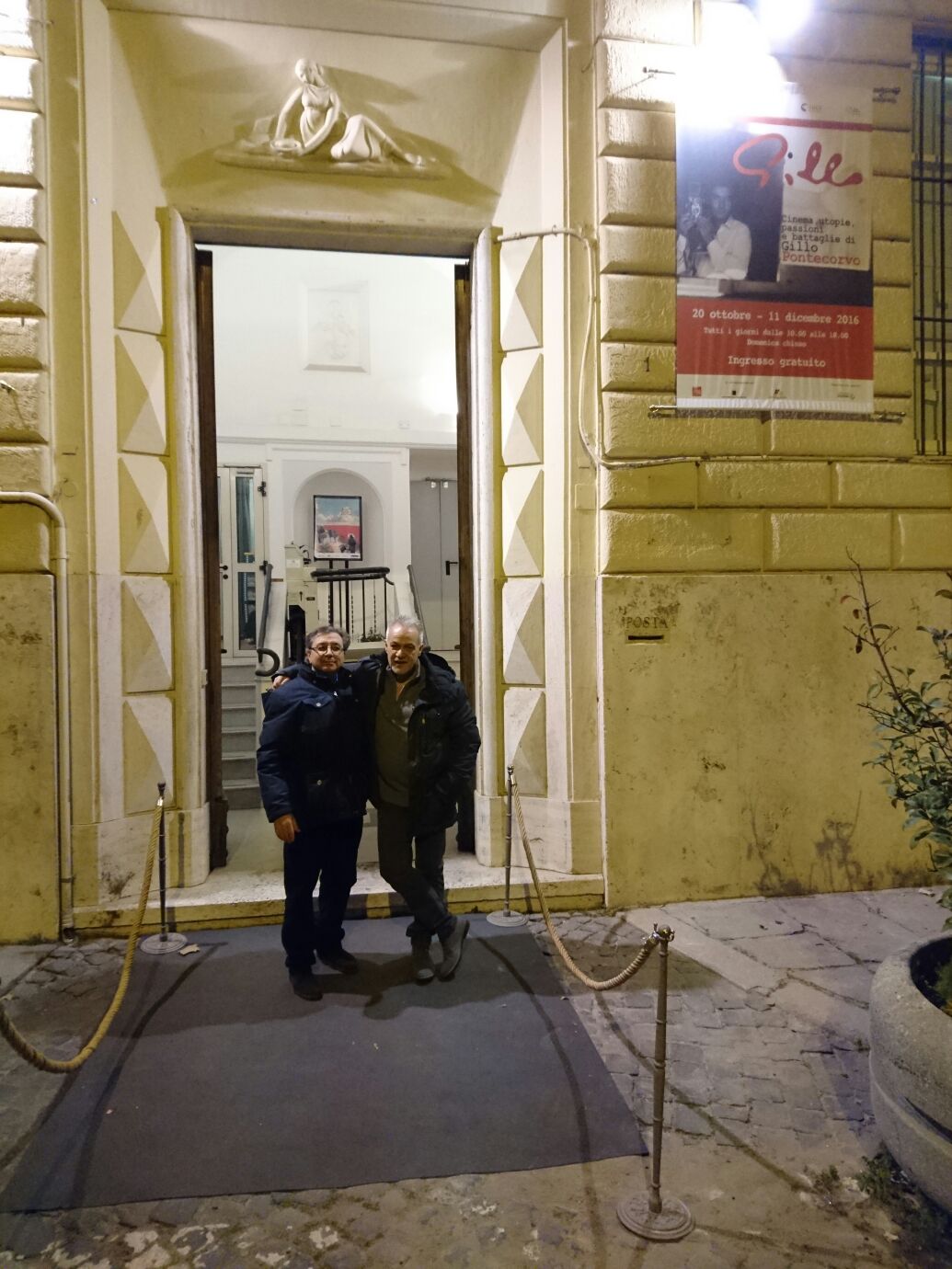 Leonardo Santoli e Ezio Alessio Gensini all'ingresso del Teatro dei Dioscuri Roma©Claudia Fiorelli