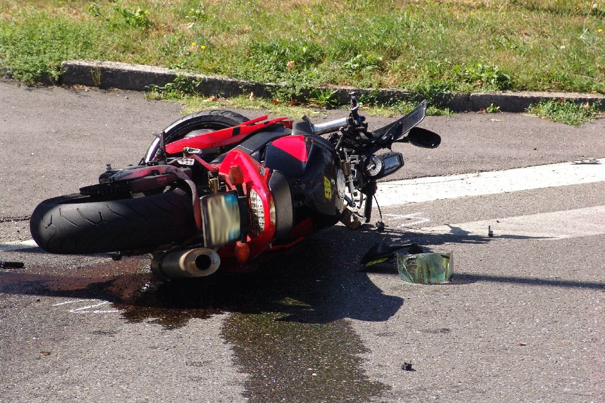 Incidente mortale sulla Raticosa. Pratese 48enne in moto contro un trattore