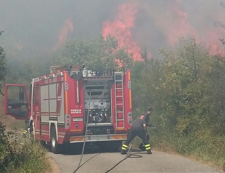 Incendio in un campo tra San Piero e Campomigliaio. Disagi alla circolazione