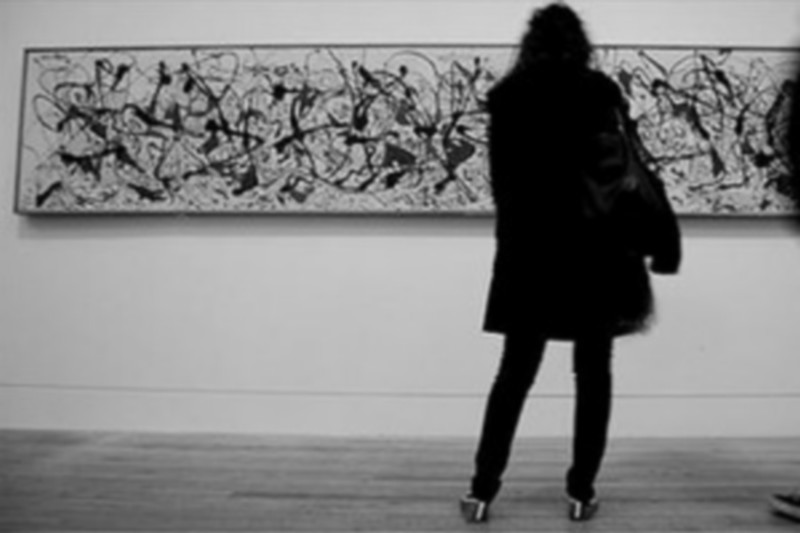 Dai fiori ai graffiti. Simona Ristori espone a Borgo