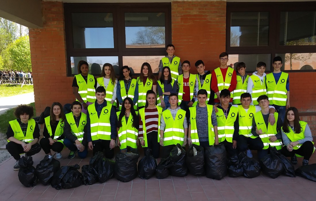Giotto Ulivi. Gli alunni puliscono il prato della scuola: 15 sacchi di rifiuti