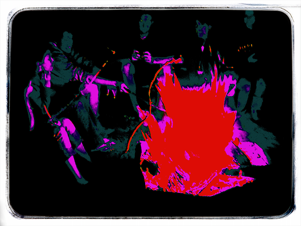 Papi-donne intorno al fuoco