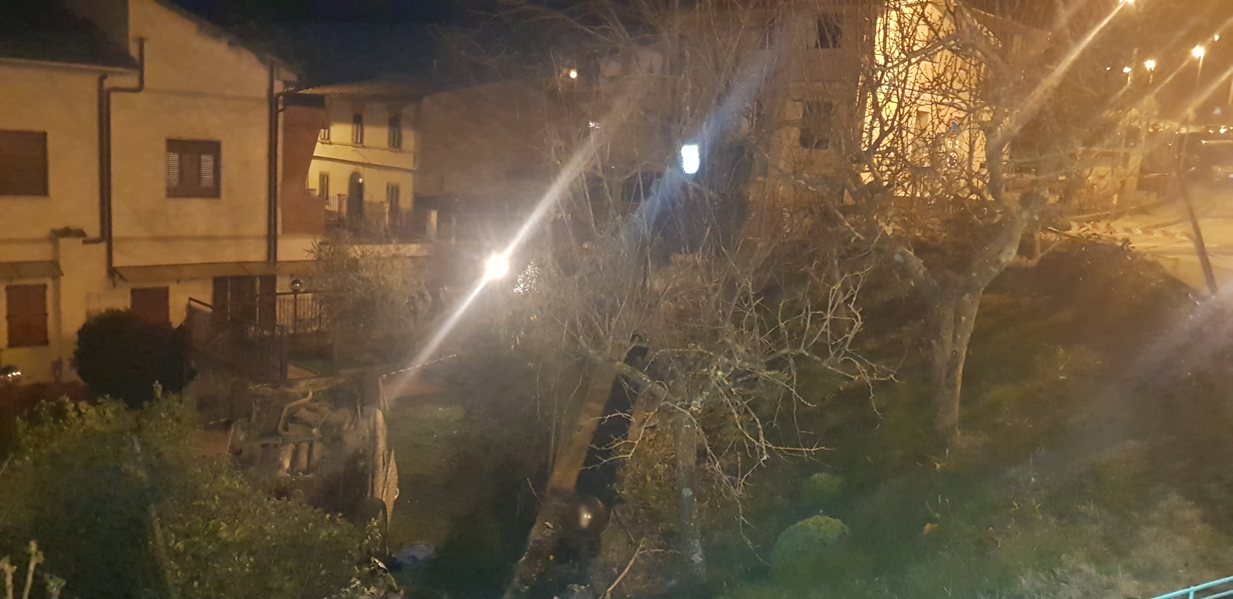 Rignano. Incredibile incidente: Cade nel dirupo e si ritrova con la macchina dentro un giardino. Conducente illesa.